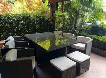 Tavolo da giardino con sedie e pouf rattan