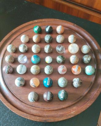 gioco da tavola con pietre  minerali