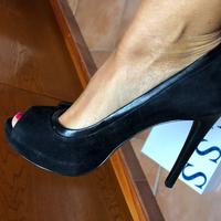 Décolleté nero spuntato donna originale GUESS