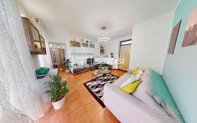 ROVELLASCA: Trilocale con box e balcone in centro