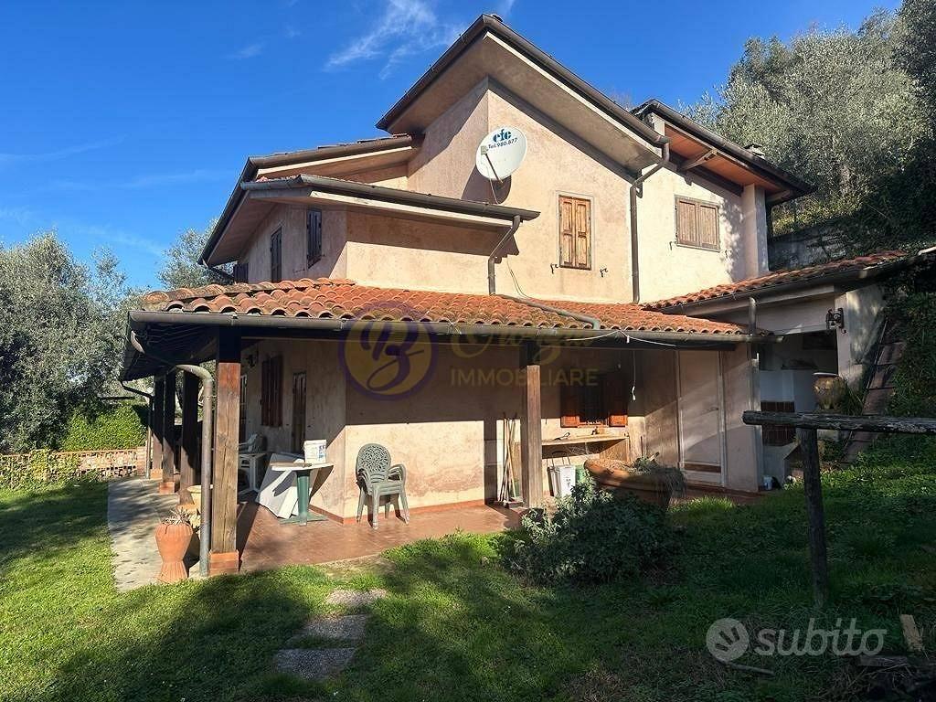 Rustico / Casale di 212 m² con più di 5 locali a C - Vista 3