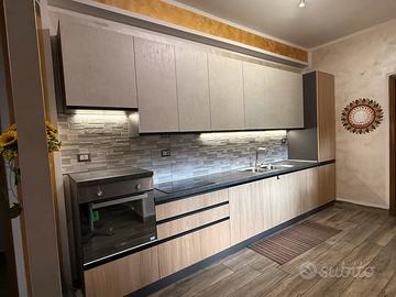 Cucina completa moderna con elettrodomestici