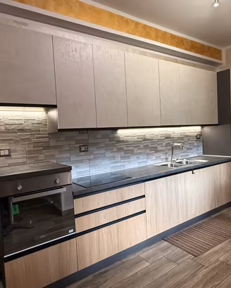 Cucina completa moderna con elettrodomestici