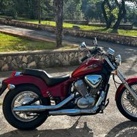 Honda Shadow 600: l'eleganza che ha fatto storia