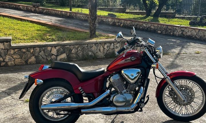 Honda Shadow 600: l'eleganza che ha fatto storia