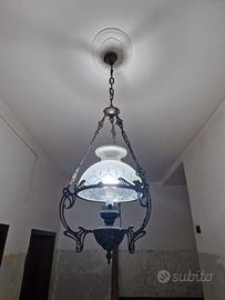 Lampadario e quadri.