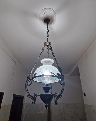 Lampadario e quadri.