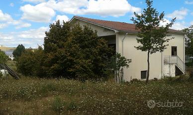 Casa indipendente con terreno di 9.130 mq a Lioni