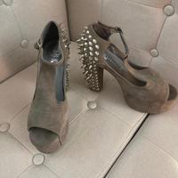 Sandalo jeffrey campblell con plateau e borchie