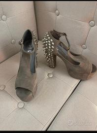 Sandalo jeffrey campblell con plateau e borchie