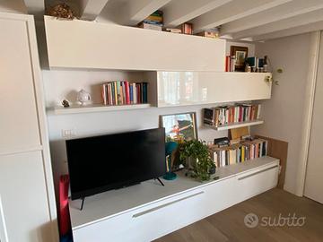 SET SALOTTO: parete attrezzata e 2 mobili TV
