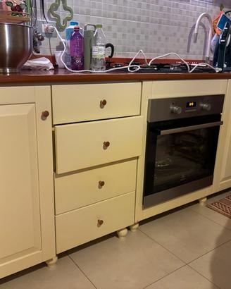 Cucina artigianale in legno/noce