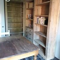 Libreria ad angolo in abete vecchio con ante ripia
