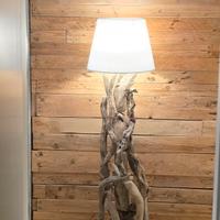 lampada da terra in legni marini spiaggiati