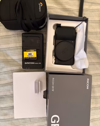 RICOH GR IV PRATICAMENTE NUOVA + ACCESSORI