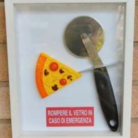QUADRETTO CON PIZZA E ROTELLA TAGLIAPIZZA!