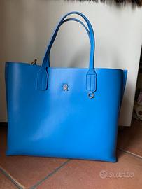 Borsa Tommy Hilfiger linea TH Emblem azzurra