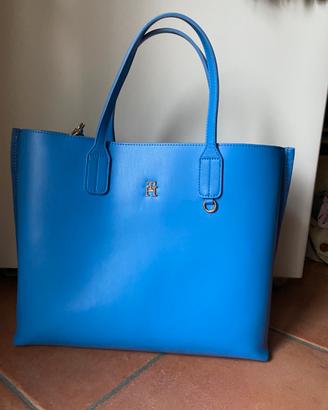 Borsa Tommy Hilfiger linea TH Emblem azzurra