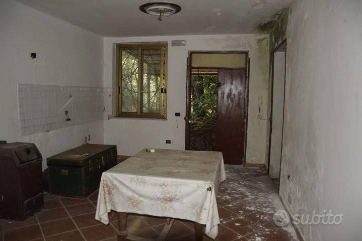 Rustico / Casale di 300 m² con più di 5 locali a A - Altro