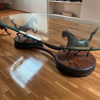 Tavolino in cristallo con sculture di cavalli in b
