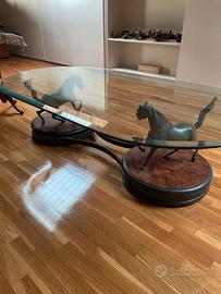 Tavolino in cristallo con sculture di cavalli in b