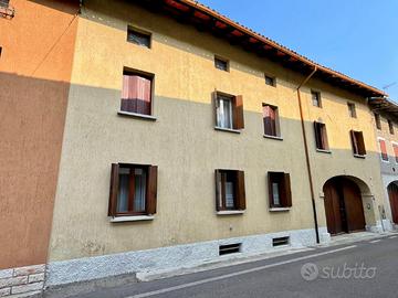 CASA IN LINEA TRICAMERE CON CORTE PRIVATA IN FR...