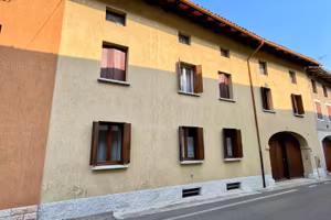 CASA IN LINEA TRICAMERE CON CORTE PRIVATA IN FR...