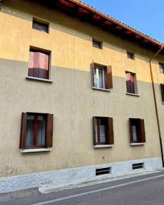 CASA IN LINEA TRICAMERE CON CORTE PRIVATA IN FR...