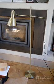 Coppia di lampade da terra in metallo color ottone