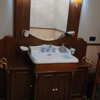 Mobile bagno in legno con inserti oro