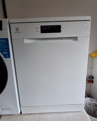 LAVASTOVIGLIE, ELECTROLUX  LIBERA ISTALAZIONE