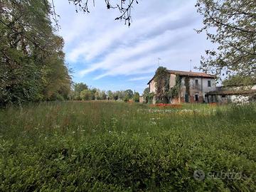 Rustico da ristrutturare con ampio terreno