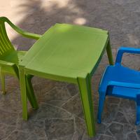 Tavolino con due sedie per bambini