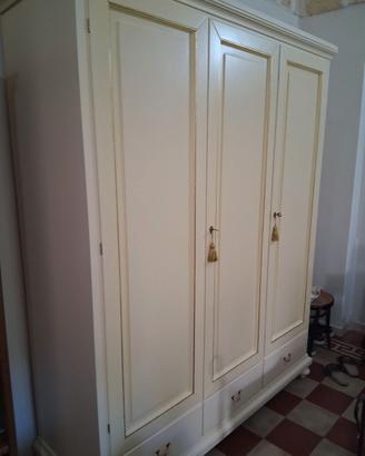 Armadio artigianale in legno pregiato
