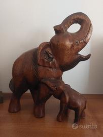 mamma e piccolo di elefante  intagliati 