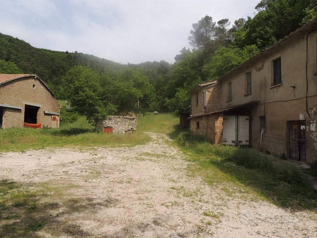 Rustico / Casale di 250 m² con più di 5 locali a T - Altro