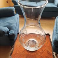 Vaso in vetro decorato con base in argento.