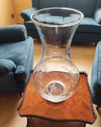 Vaso in vetro decorato con base in argento.