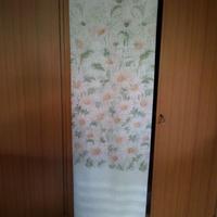 Tenda finita con fettuccia e ganci. Motivo floreal