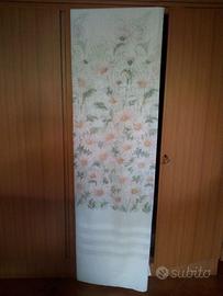 Tenda finita con fettuccia e ganci. Motivo floreal