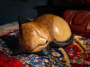 Gatto acciambellato che dorme scultura in legno