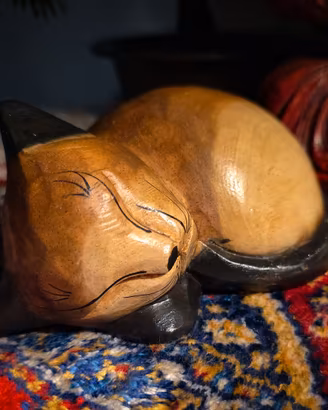 Gatto acciambellato che dorme scultura in legno