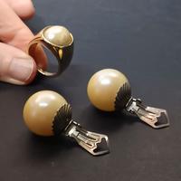 Orecchini e anello con perle sintetiche