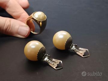 Orecchini e anello con perle sintetiche