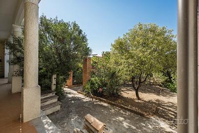 Villa anni '60 con giardino fronte e retro