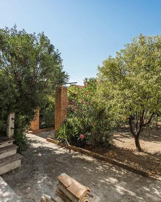 Villa anni '60 con giardino fronte e retro