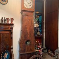 Orologio a pendolo antico con cassa in legno