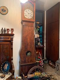 Orologio a pendolo antico con cassa in legno