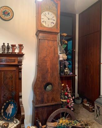 Orologio a pendolo antico con cassa in legno