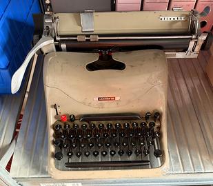 vecchia macchina da scrivere olivetti lexinon 80